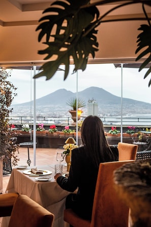 2 restaurants, breakfast, lunch, dinner served; Italian cuisine