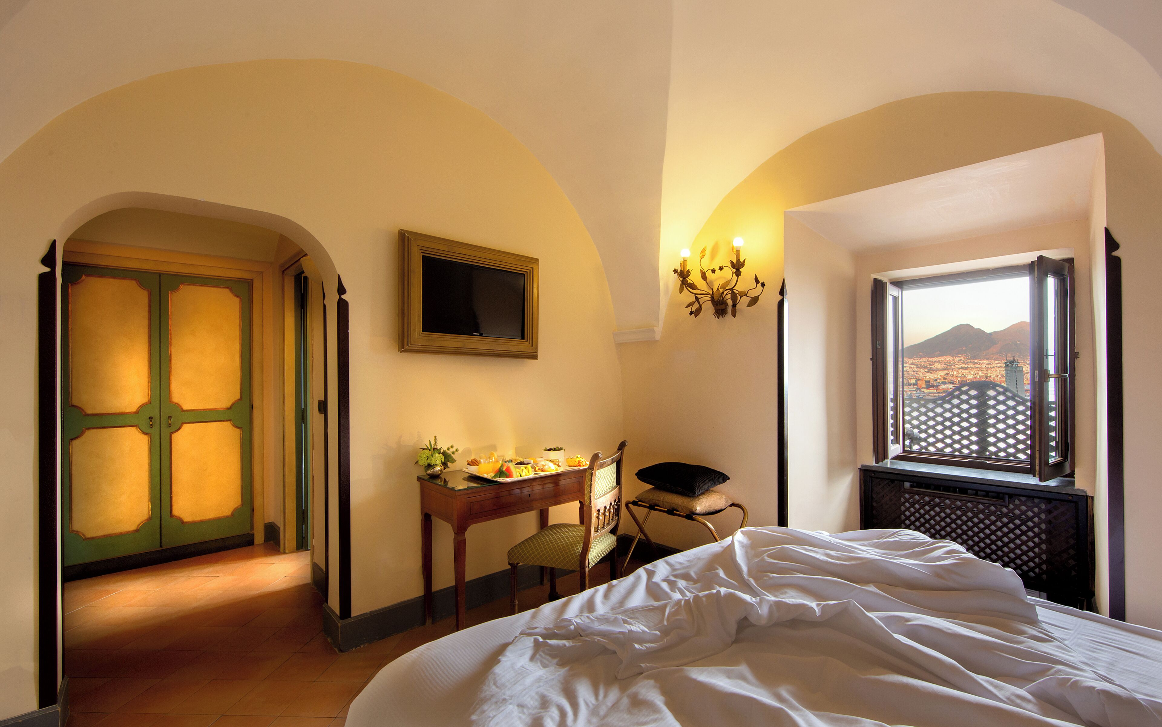 premium bedding, minibar, in-room safe, blackout curtains