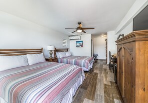 Chambre, 2 grands lits, vue océan | Surmatelas, bureau, espace de travail pour ordinateur portable