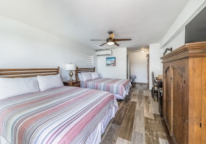 Chambre, 2 grands lits, vue océan | Surmatelas, bureau, espace de travail pour ordinateur portable