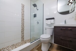 Ducha, artículos de tocador gratuitos, secador de pelo, toallas