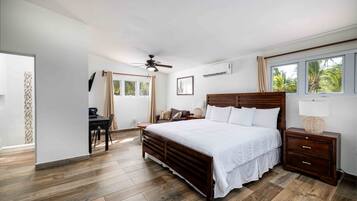 Quarto, 1 cama King, vista para o oceano | Camas com colchões pillow-top, escrivaninha