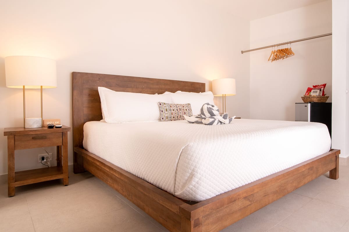 Standard One Bed | 고급 침구, 필로우탑 침대, 책상, 암막 커튼