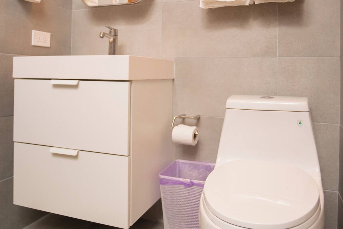 standard one bed | bathroom | shower, free toiletries, hair dryer, towels