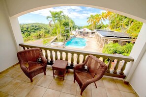 Poolside King | Terrace/patio - Lazy Parrot Inn (Rincon)