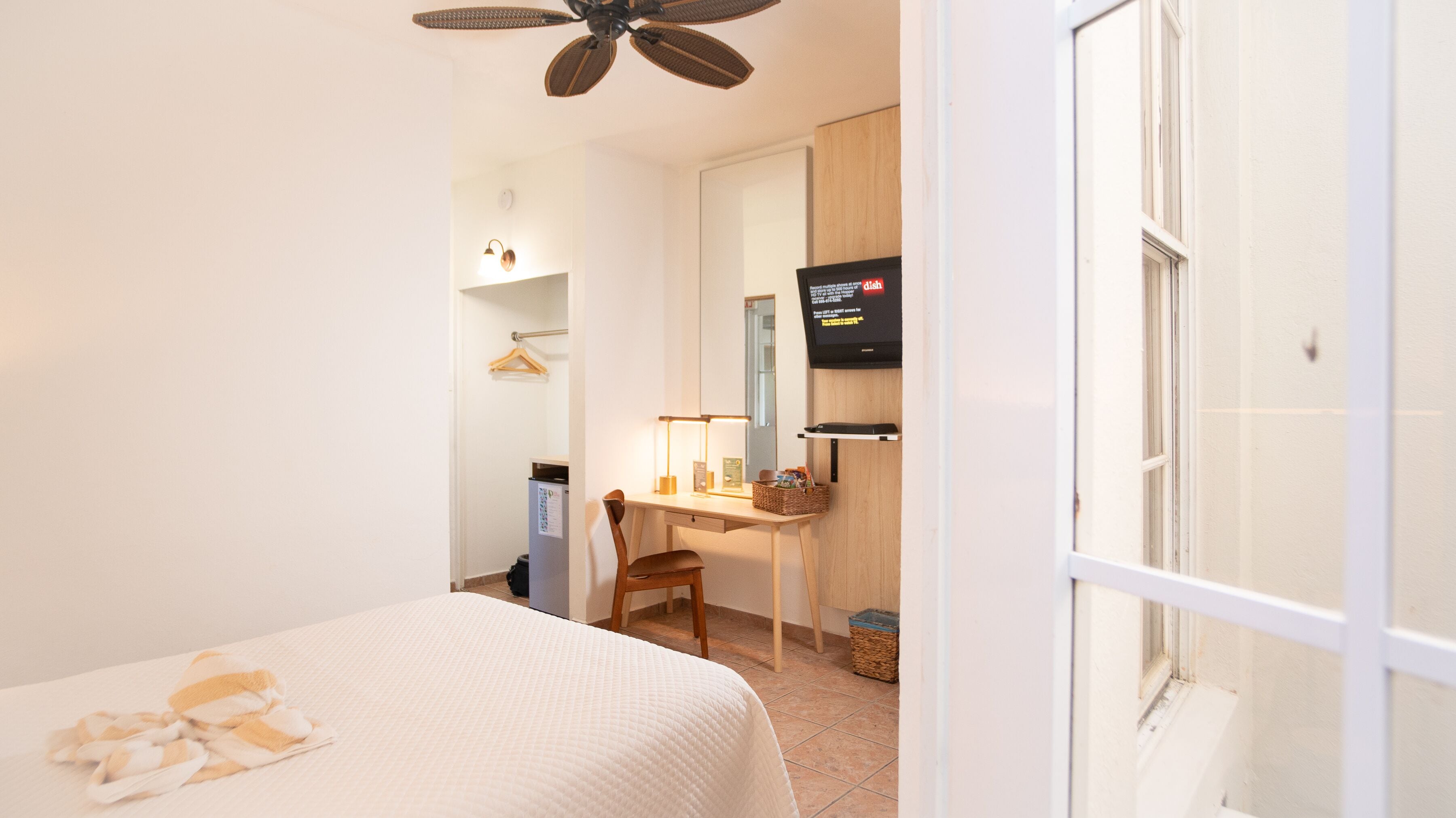 Standard One Bed | Literie de qualité supérieure, surmatelas, bureau, rideaux occultants