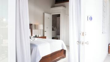 Terrace Queen | Premium bedding, pillowtop beds, desk, blackout drapes