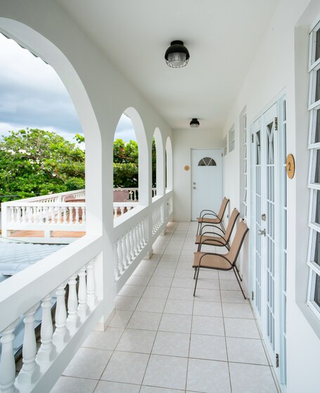 Lazy Parrot Inn - Image 33