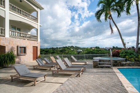 Lazy Parrot Inn - Image 39