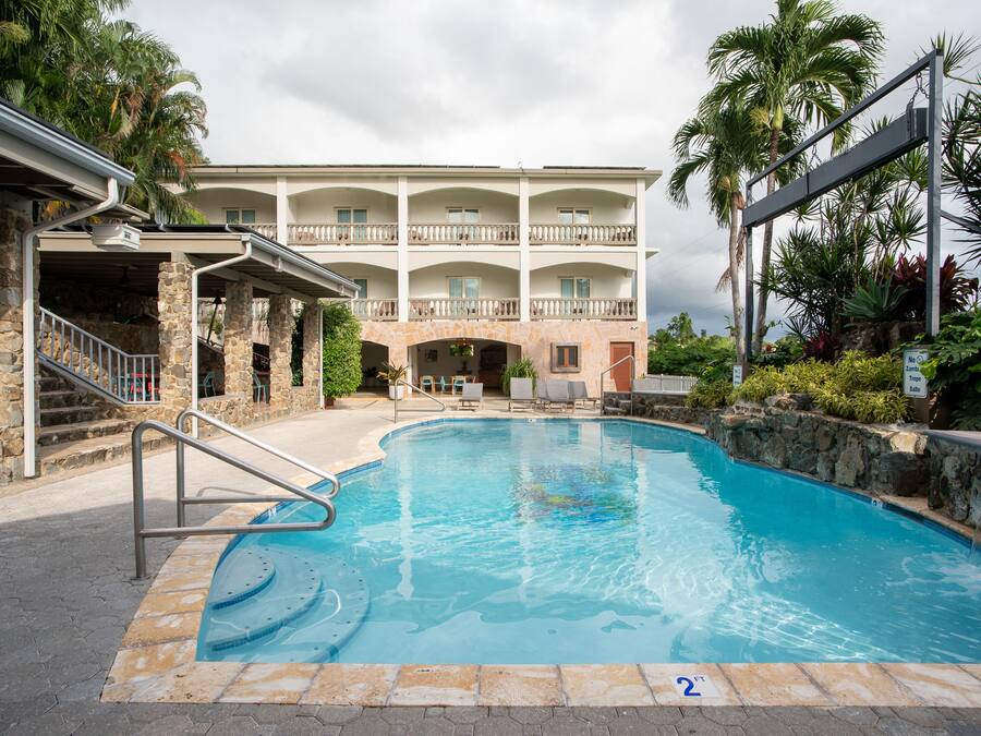 Utendørsbasseng og solsenger