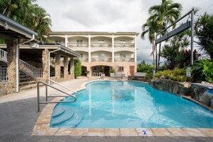 Piscina externa, funciona das 10h às 22h, espreguiçadeiras