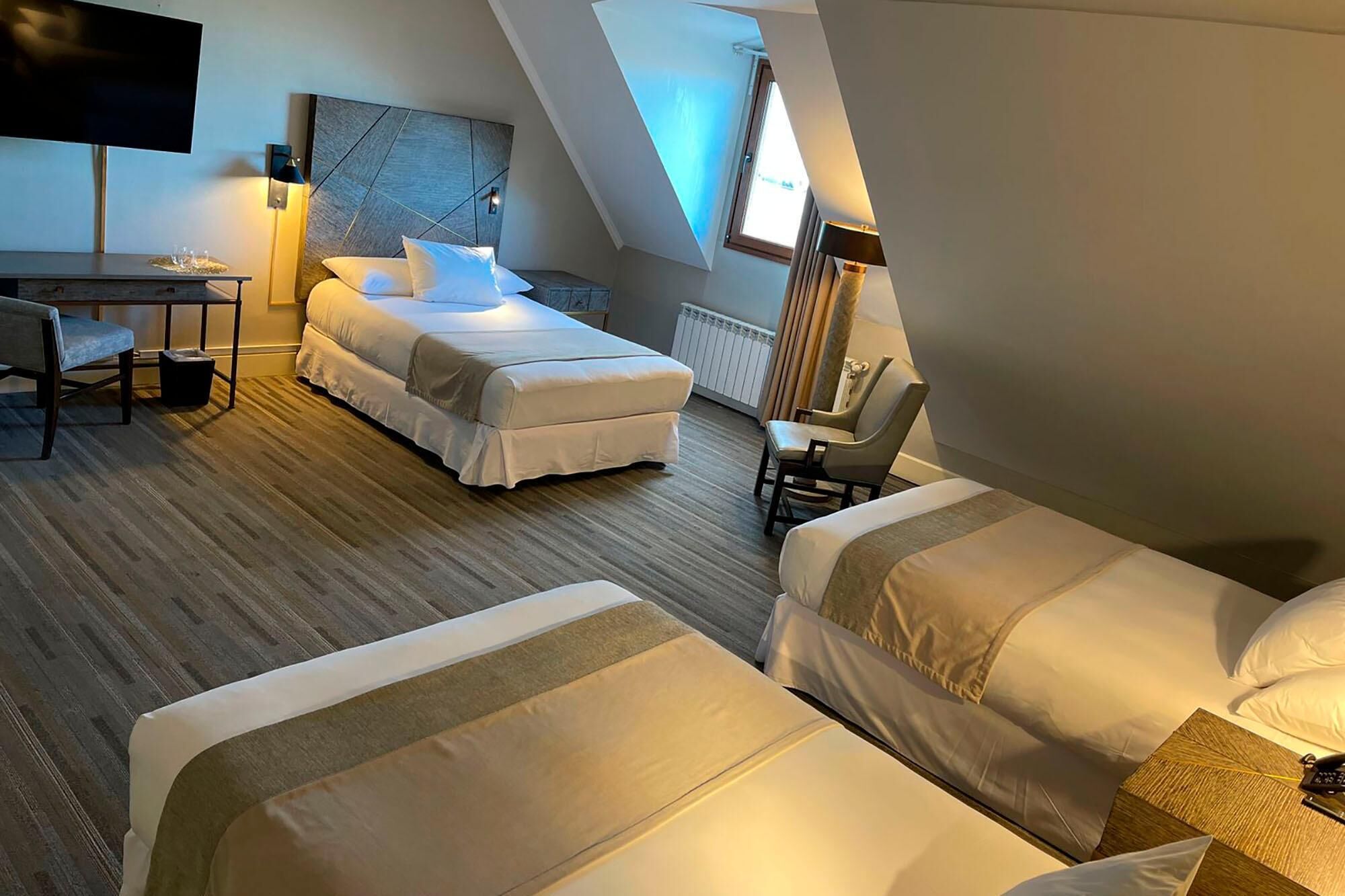 Premium bedding, in-room safe, free WiFi