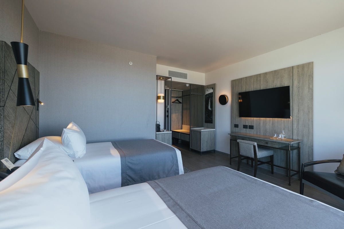 Premium bedding, in-room safe, free WiFi