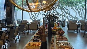 Sudah termasuk sarapan prasmanan setiap hari