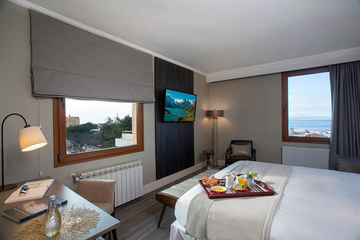 Premium bedding, in-room safe, free WiFi