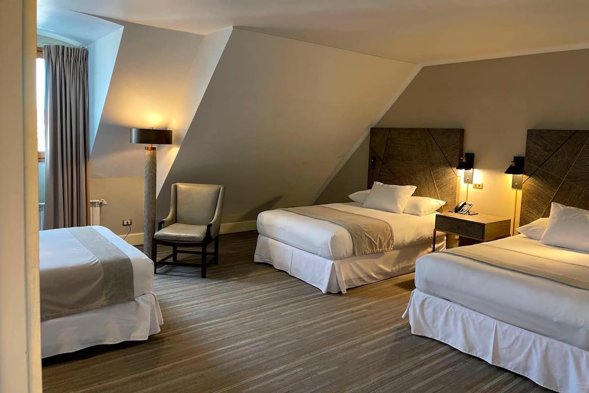 Premium bedding, in-room safe, free WiFi