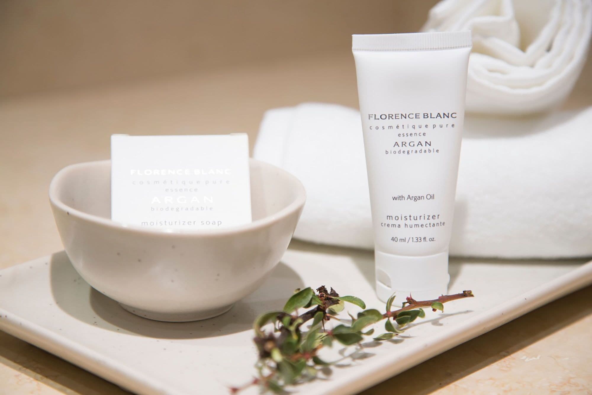 superior triple room | bathroom | combined shower/bathtub, deep-soaking bathtub, designer toiletries