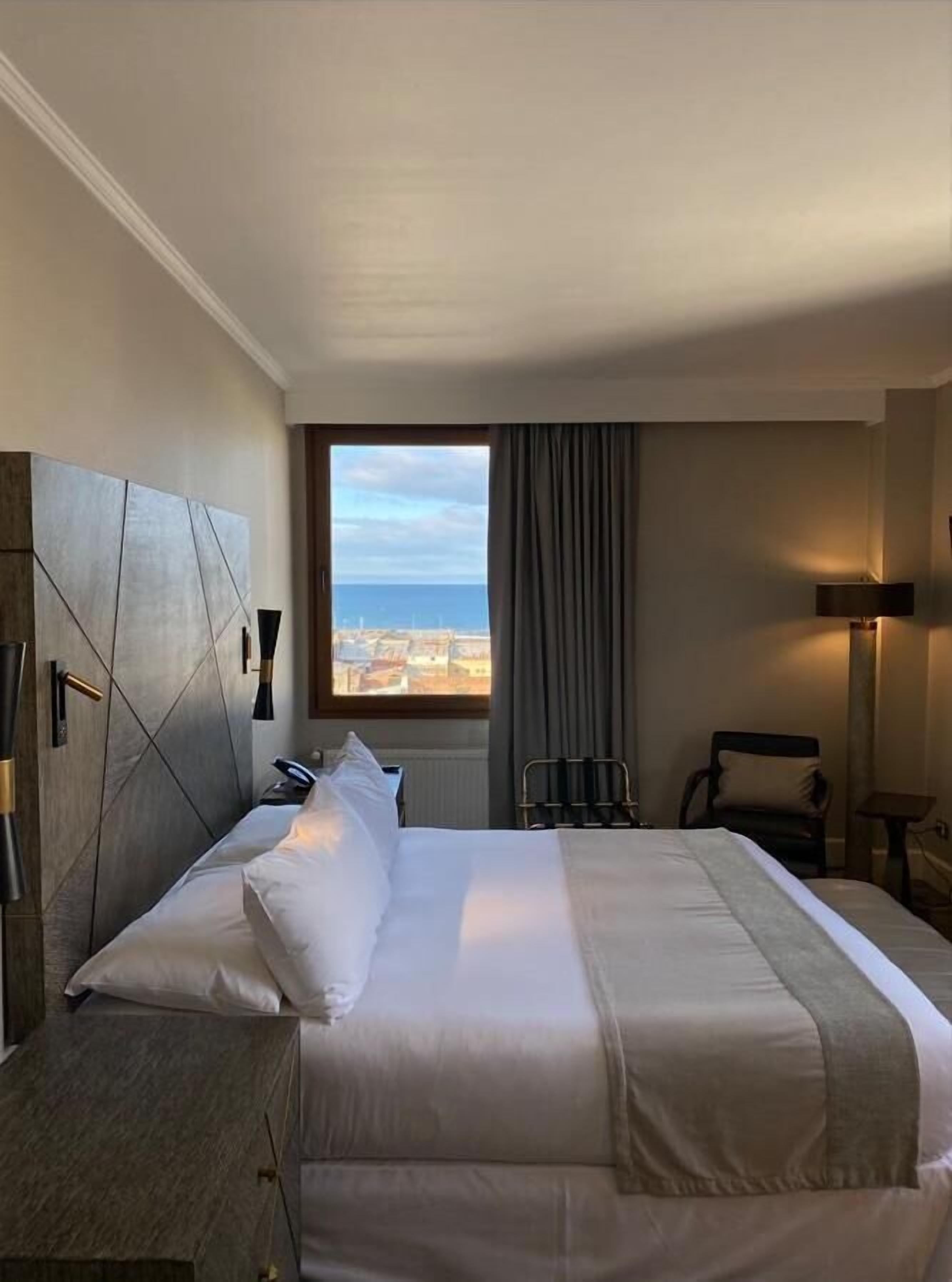 Premium bedding, in-room safe, free WiFi