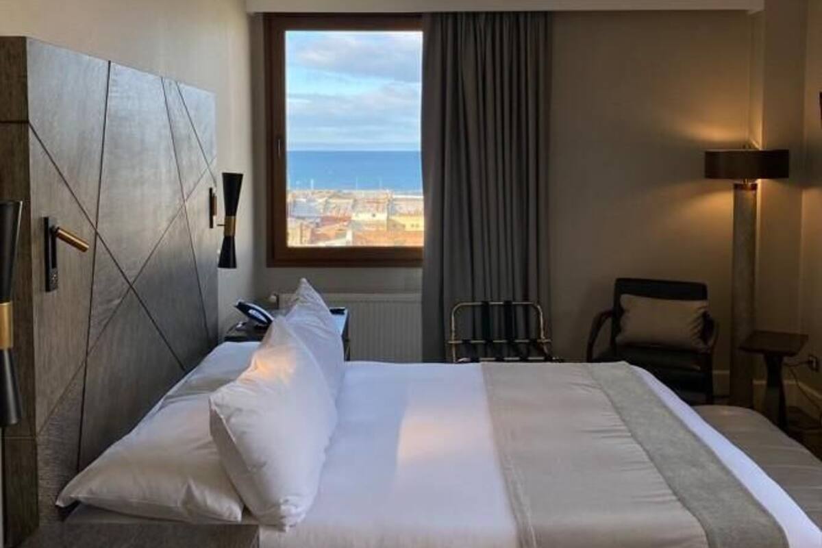 Premium bedding, in-room safe, free WiFi