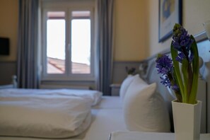 Desk, laptop workspace, free WiFi, bed sheets - Hotel Zur Tanne (Fischingen)