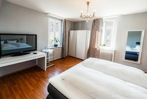 Desk, laptop workspace, free WiFi, bed sheets - Hotel Zur Tanne (Fischingen)
