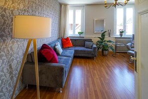 Triple Room | Living room | Flat-screen TV - Hotel Zur Tanne (Fischingen)