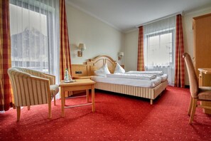 Ropa de cama hipoalergénica, caja fuerte, escritorio