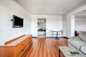 تلفزيون بشاشة مسطحة بحجم 32-بوصة يعرض قنوات تلفزيونية باشتراك مدفوع