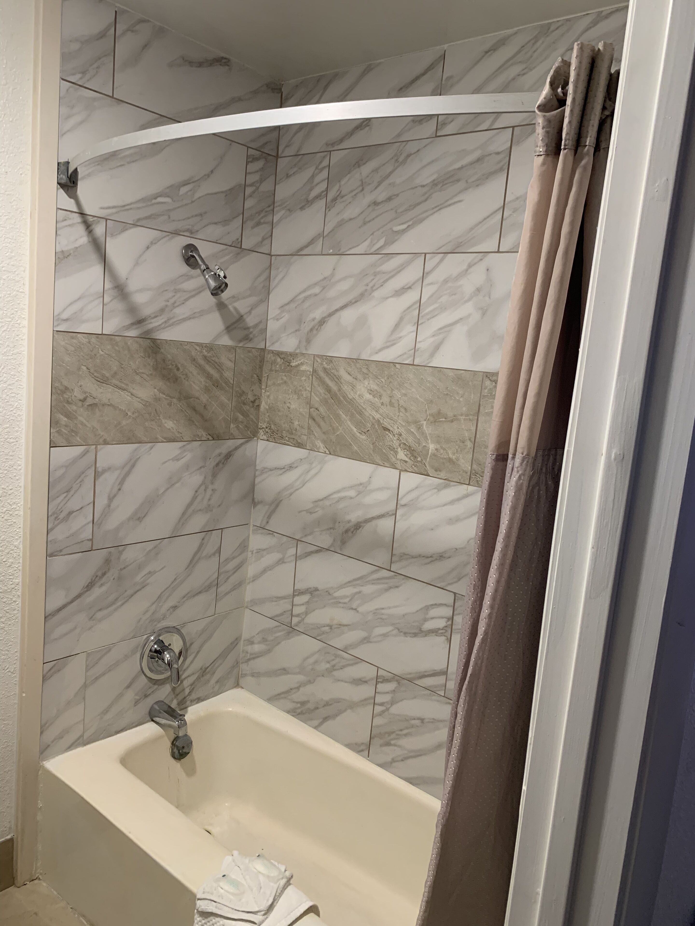 Un baño con bañera, ducha y váter.
