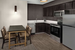 Full-size fridge, microwave, stovetop, dishwasher - Residence Inn by Marriott Albuquerque North (Albuquerque)