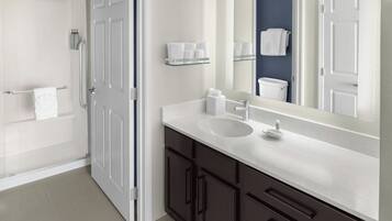 Kombinasi shower/bathtub dan perlengkapan mandi gratis