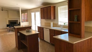 House, 4 Bedrooms (Vista) | Private kitchen | Microwave