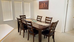 House, 4 Bedrooms (North Yard) | Dining room