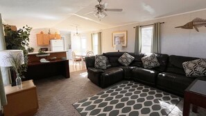 35-inch LED TV with satellite channels - Ticaboo Lodge (Ticaboo)