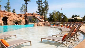 Una piscina techada, 2 piscinas al aire libre