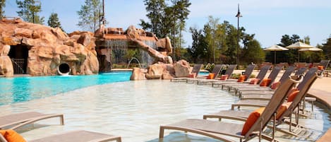 Piscine couverte, 2 piscines extérieures, tentes de plage