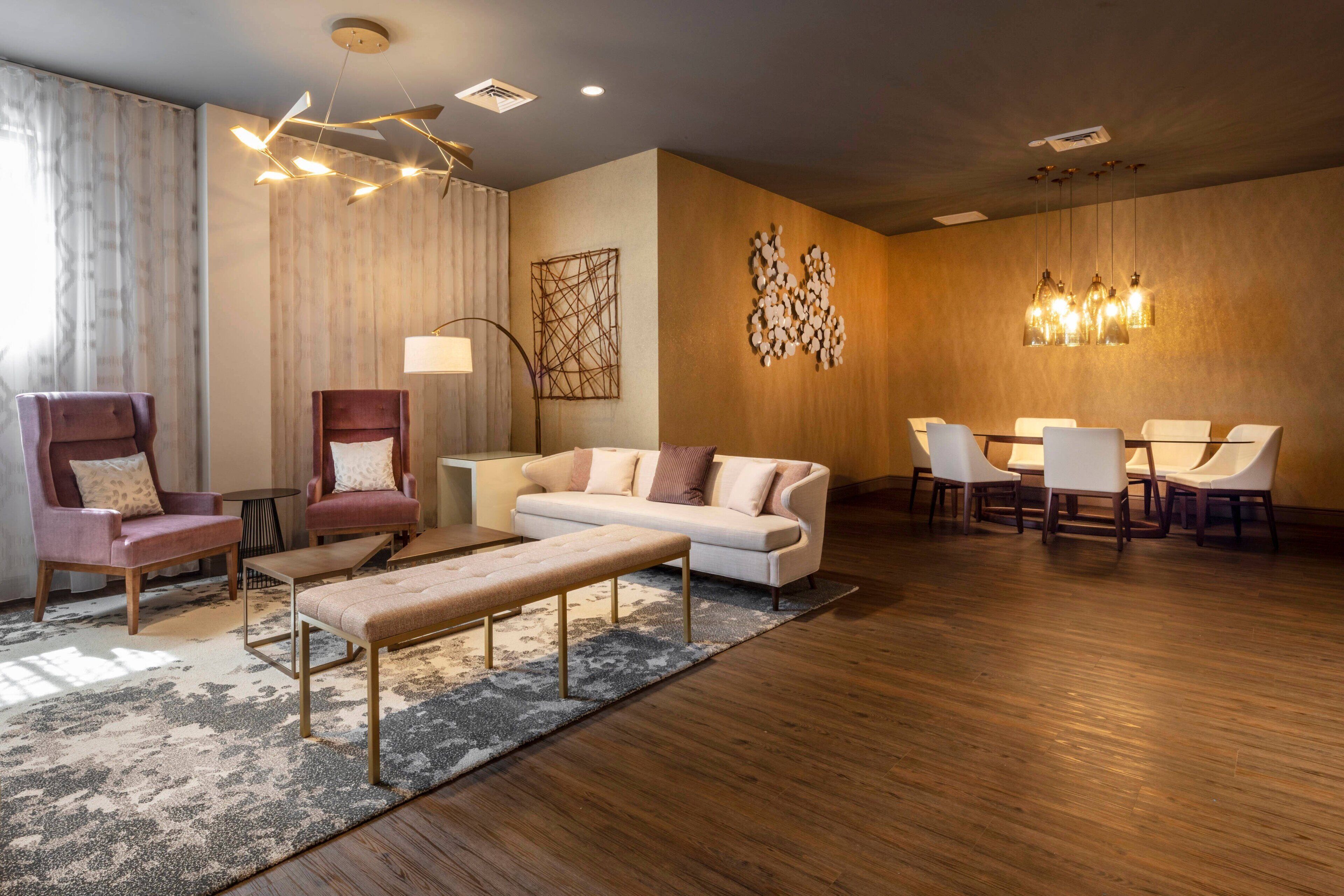 泳池景观，供应午餐和晚餐