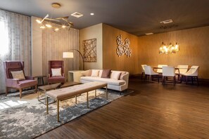 Poolside views, serves lunch and dinner - Auburn Marriott Opelika Resort & Spa at Grand National (Opelika)