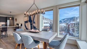 Condo luxueux, 3 chambres | Repas dans la chambre