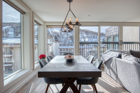 Luxury Condo, 3 Bedrooms | Living area