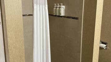 Studio Suite Standar, 1 Tempat Tidur King, Bebas Asap Rokok (One-Bedroom) | Kamar mandi | Perlengkapan mandi gratis, pengering rambut, dan handuk