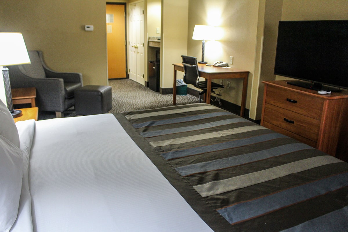 6 bedrooms, in-room safe, desk, iron/ironing board