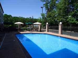 Piscine extérieure, chaises longues