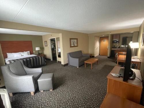 6 bedrooms, in-room safe, desk, iron/ironing board