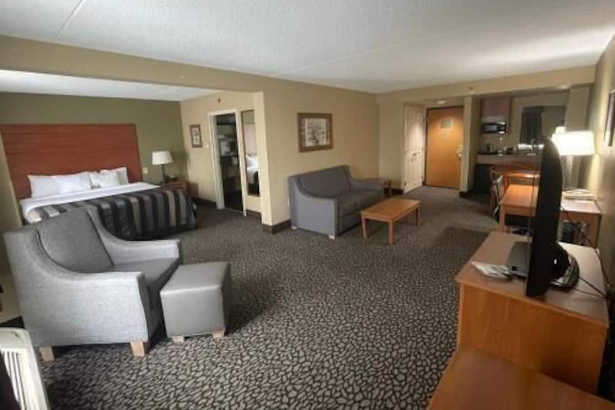 6 bedrooms, in-room safe, desk, iron/ironing board