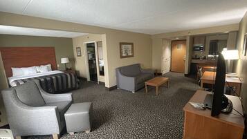 Standard Studio Suite, 1 King Bed, Non Smoking | 6 bedrooms, in-room safe, desk, iron/ironing board