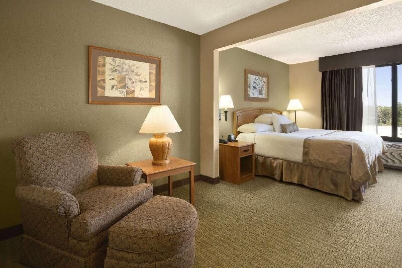 6 bedrooms, in-room safe, desk, iron/ironing board