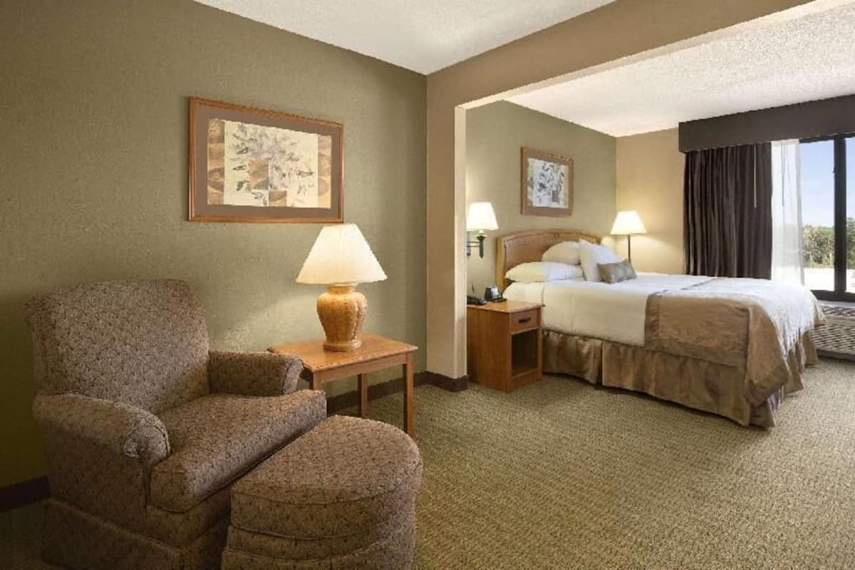 6 bedrooms, in-room safe, desk, iron/ironing board