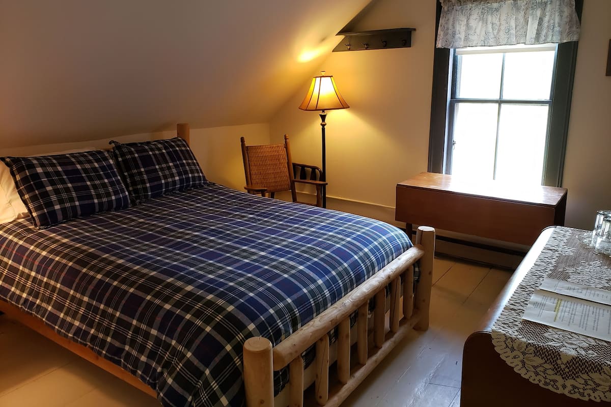 The Cabin Room | Free WiFi, bed sheets