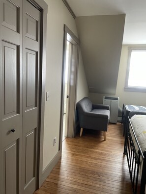 The Vermonter Room | Free WiFi, bed sheets